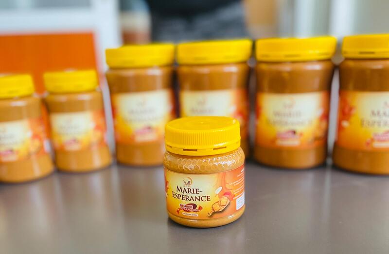 Peanut Butter — La douceur nutritive
Notre prochain produit, Marie‑Espérance Peanut Butter, viendra enrichir la gamme avec une texture onctueuse et un goût authentique.

✨ Un plaisir gourmand et sain  
Fabriqué à partir de cacahuètes soigneusement sélectionnées, il combine saveur et nutrition. Riche en protéines et en bons lipides, il est parfait pour les petits‑déjeuners, collations et recettes créatives.

💪 Énergie au quotidien  
Que ce soit sur une tartine, dans un smoothie ou intégré à vos plats, Peanut Butter apporte énergie et équilibre pour accompagner vos journées actives.

🌍 Fièrement congolais  
Comme tous nos produits, il reflète le savoir‑faire local et l’engagement de Marie‑Espérance à valoriser les ressources du Congo.